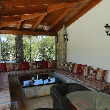 Fireplace - Bbq - Sleeps 10 - Parking - Pool