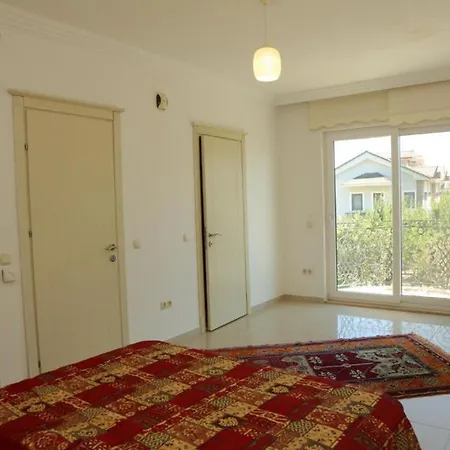 Fireplace - Bbq - Sleeps 10 - Parking - Pool *