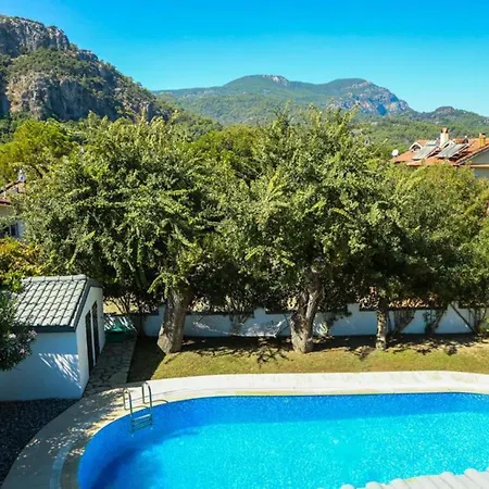 Fireplace - Bbq - Sleeps 10 - Parking - Pool