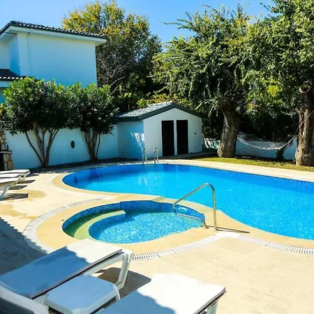 Fireplace - Bbq - Sleeps 10 - Parking - Pool *