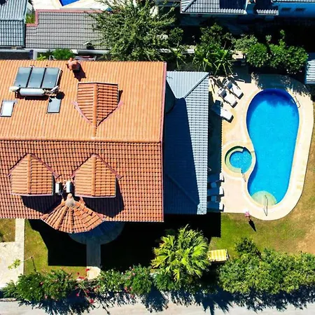 Fireplace - Bbq - Sleeps 10 - Parking - Pool *