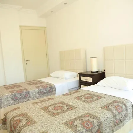 Fireplace - Bbq - Sleeps 10 - Parking - Pool