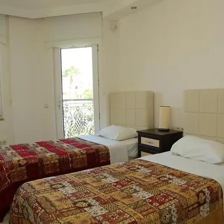 Fireplace - Bbq - Sleeps 10 - Parking - Pool *