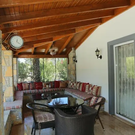 Fireplace - Bbq - Sleeps 10 - Parking - Pool